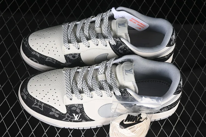 All categories Nk SB Dunk Series Nk SB Dunk Low High-end customized low-top sneakers Nike SB Dunk Low LV co-branded black denim print Anniversary high-end customized low-top casual sneakers JP1628-020